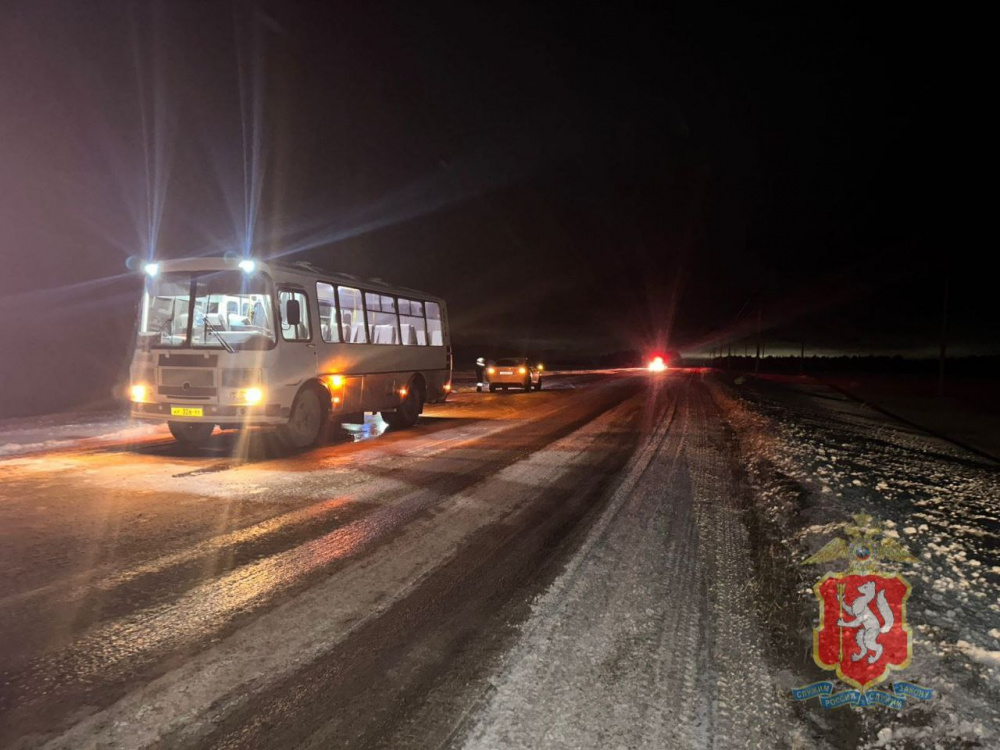 В Свердловской области автобус наехал на пешехода | На Урале автобус «ПАЗ» сбил пешехода В Свердловской области автобус наехал на пешехода | На Урале автобус «ПАЗ» сбил пешехода