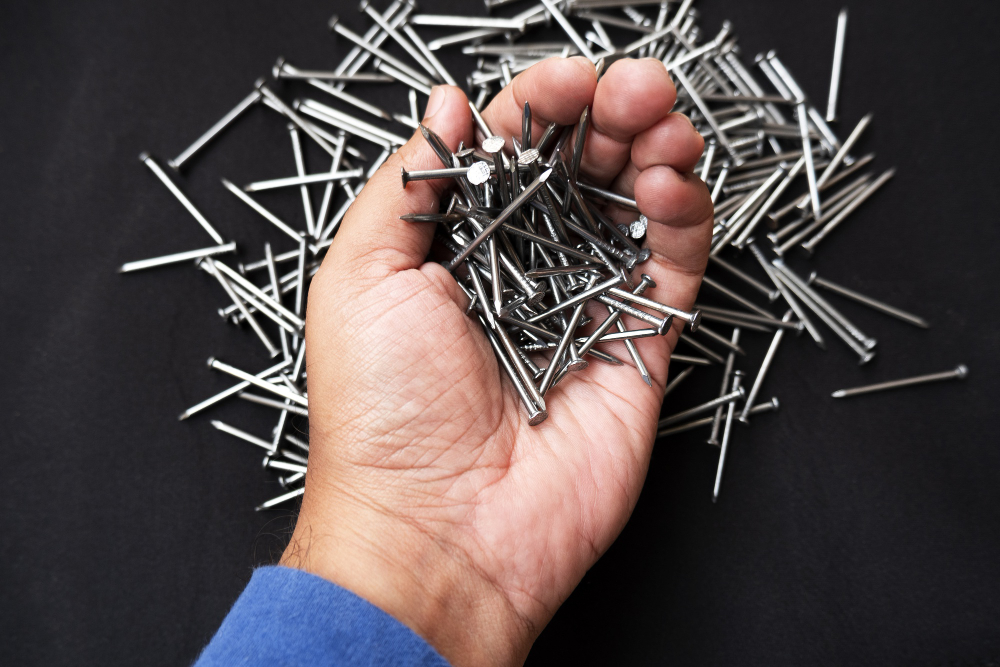 Пострадали люди — в Каменске-Уральском на дорогах разбросали гвозди и шипы  | В Каменске-Уральском неизвестные разбросали шипы и гвозди на дорогах 