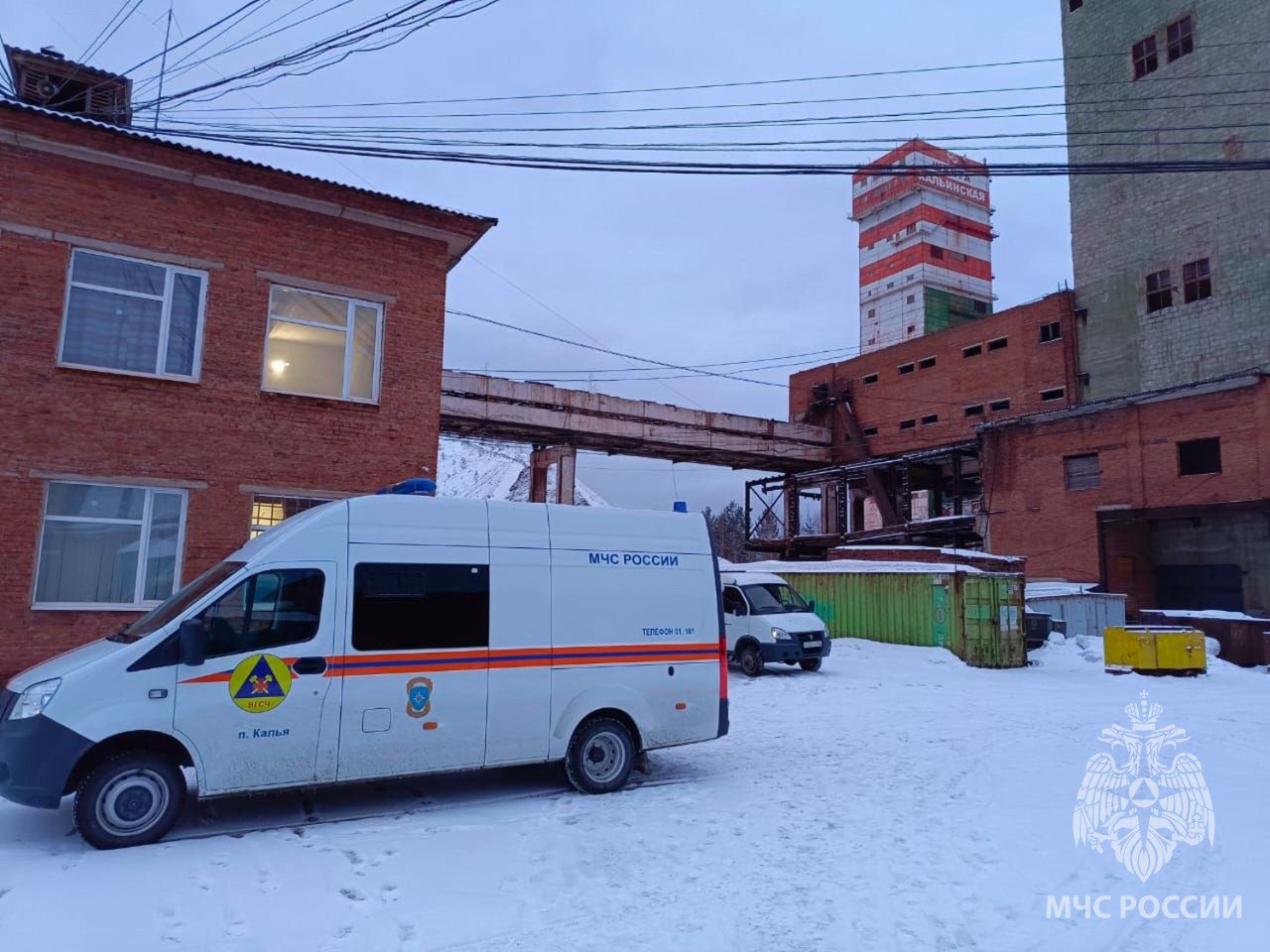 Спасатели добрались до одного из горняков, оказавшихся под завалом на северном Урале  | В МЧС прокомментировали обрушение породы в шахте на Урале 