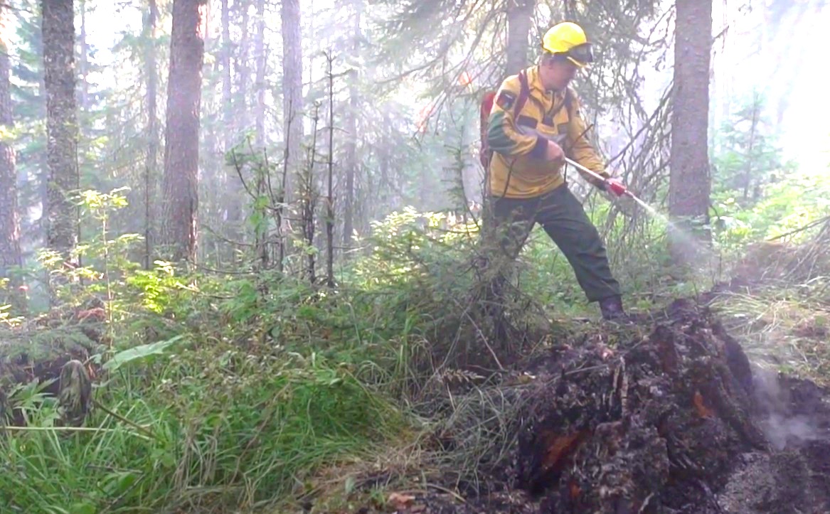 МЧС, «Авиалесоохрана», добровольцы и волонтеры тушат разрастающийся пожар в заповеднике на Северном Урале. Воду забрасывают вертолетом МИ-8