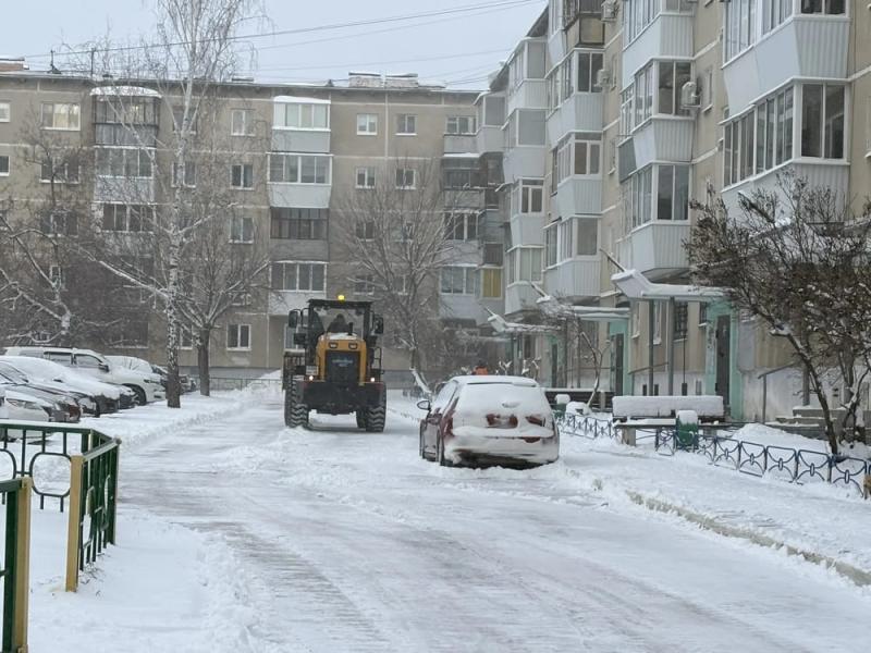 Власти Каменска-Уральского попросили горожан убрать машины с обочин — иначе дороги утонут в снегу  | В Каменске-Уральском просят водителей не парковать авто на обочинах для уборки снега