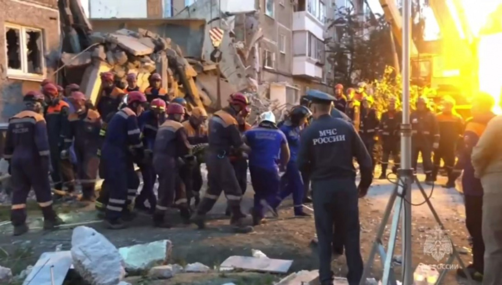 Двое погибли и 16 пострадали при обрушении дома в Нижнем Тагиле | Стало известно число пострадавших при обрушении дома на Урале Двое погибли и 16 пострадали при обрушении дома в Нижнем Тагиле | Стало известно число пострадавших при обрушении дома на Урале