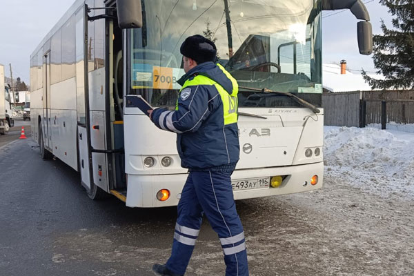 Трагическая авария на трассе Екатеринбург-Тюмень: пешеход погиб под колесами автобуса