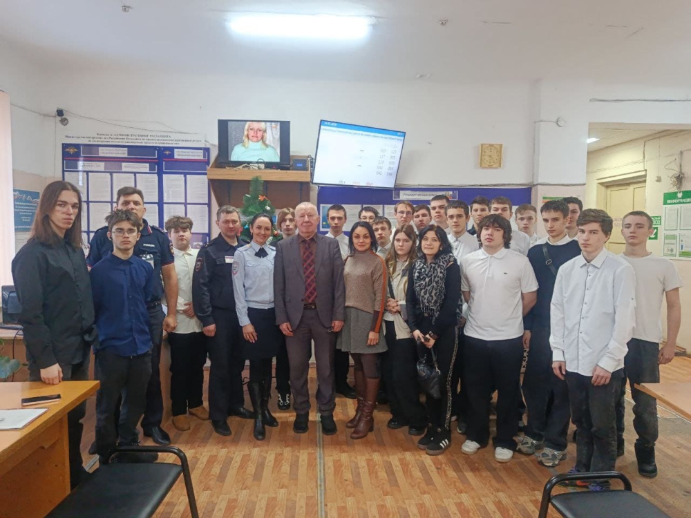 В Нижнем Тагиле прошла акция «Студенческий десант» для будущих водителей | Студенты транспортного колледжа посетили РЭО ГИБДД в Нижнем Тагиле