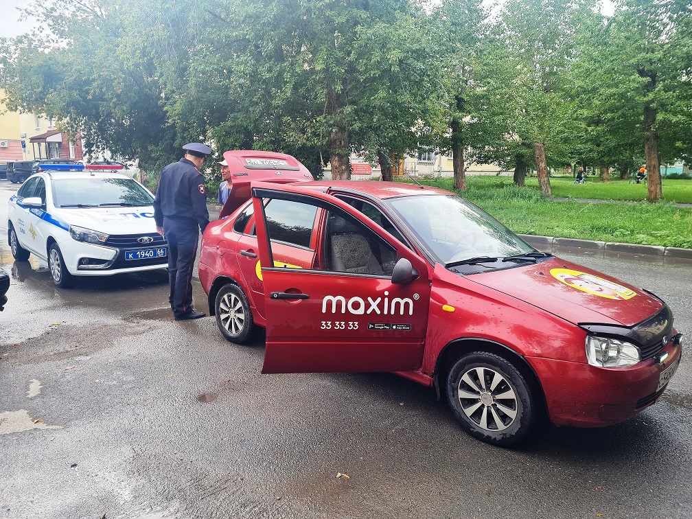 В Свердловской области выявили восемь автомобилистов, осуществлявших деятельность в качестве такси, при этом не имеющих права управления