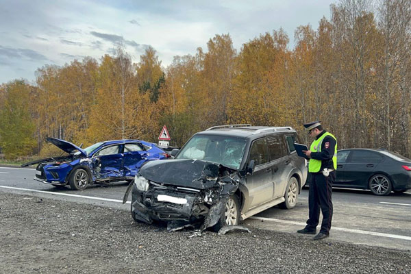 На трассе "Екатеринбург-Тюмень" в ДТП пострадали четыре человека На трассе "Екатеринбург-Тюмень" в ДТП пострадали четыре человека