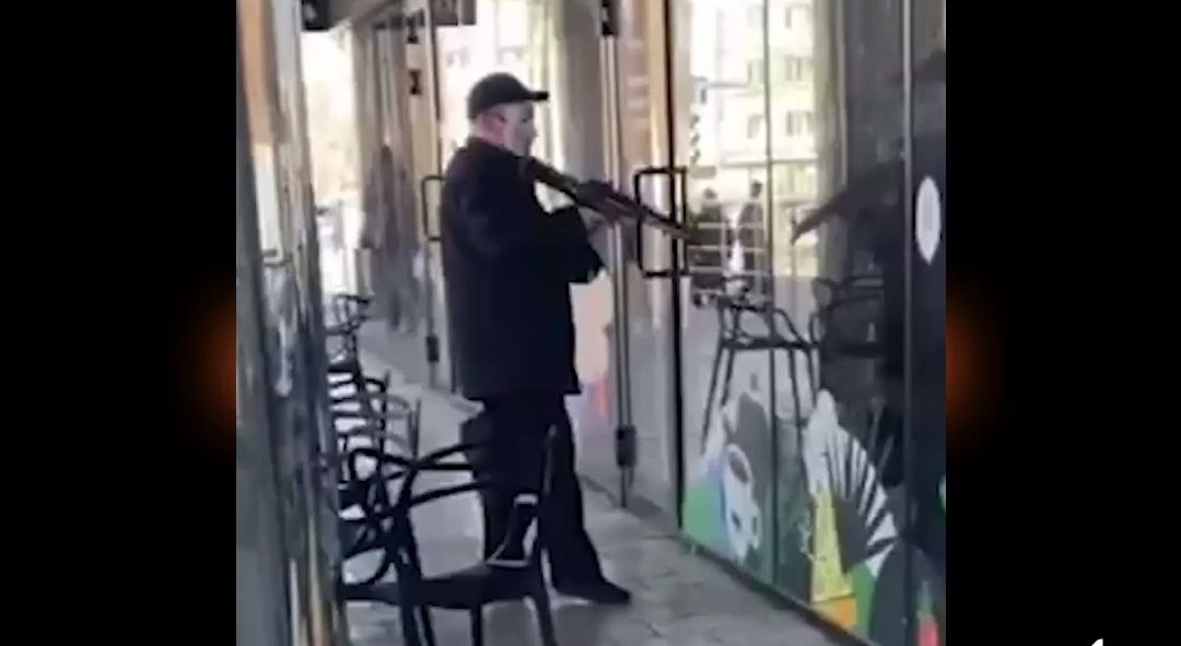 Жителей Екатеринбурга напугал мужчина с игрушечным автоматом Жителей Екатеринбурга напугал мужчина с игрушечным автоматом