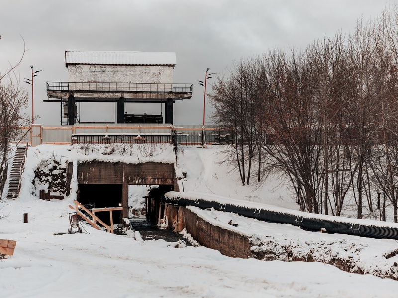 В Сысерти продолжается капитальный ремонт плотины: работы ведутся даже в морозы | Капитальный ремонт плотины в Сысерти ведется поэтапно до конца 2027 года