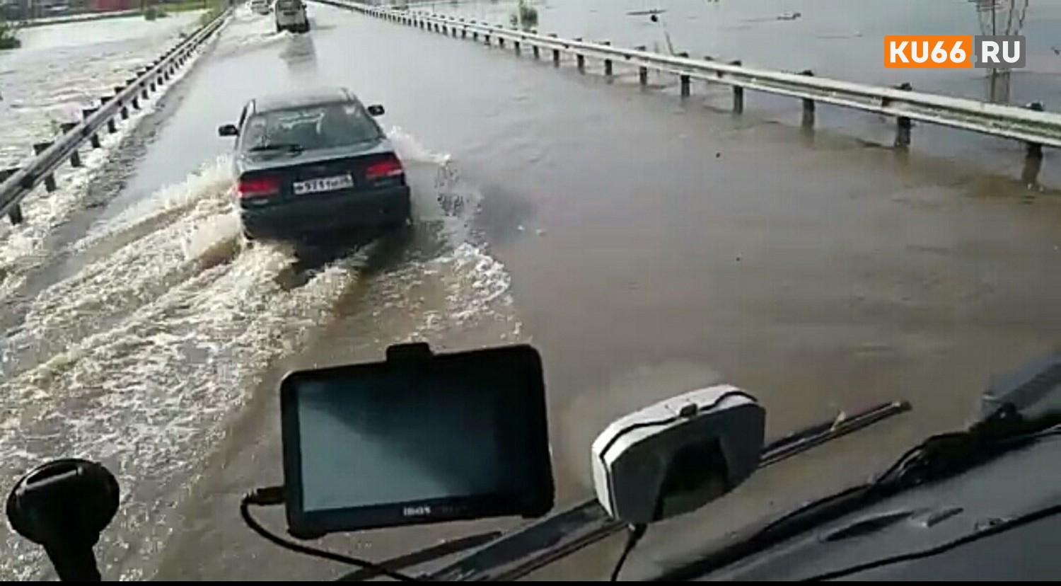 «Трасса перекрыта, хлеб продают по 150 рублей»: дальнобойщик с Урала попал в эпицентр наводнения под Иркутском «Трасса перекрыта, хлеб продают по 150 рублей»: дальнобойщик с Урала попал в эпицентр наводнения под Иркутском