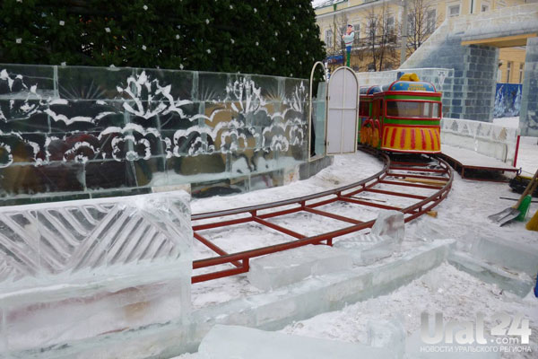 На главной площади Екатеринбурга демонтируют ледовый городок