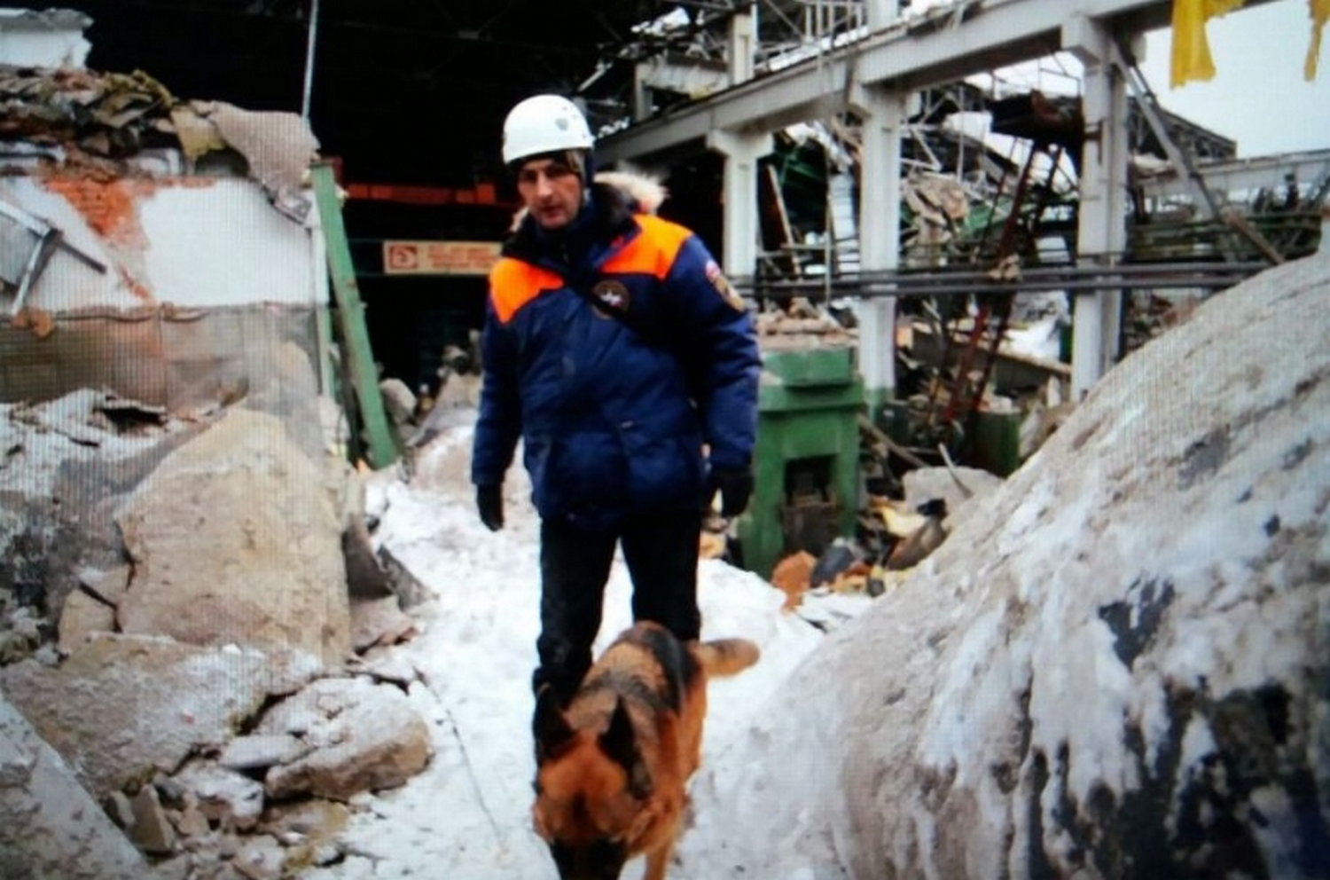 В Свердловской области продолжается расследование уголовного дела по факту обрушения перекрытий кровли на территории завода