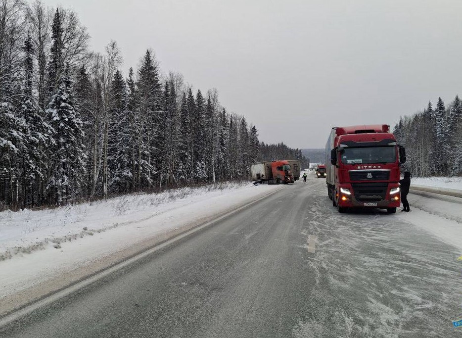Столкновение грузовиков на трассе Пермь–Екатеринбург привело к ограничению движения | Из-за ДТП на трассе Пермь–Екатеринбург движение ограничено Столкновение грузовиков на трассе Пермь–Екатеринбург привело к ограничению движения | Из-за ДТП на трассе Пермь–Екатеринбург движение ограничено