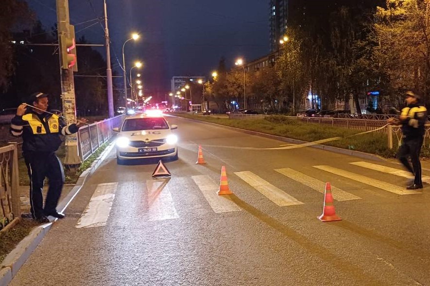 В Екатеринбурге четырёхлетний мальчик попал под машину, выбежав на дорогу  | Четырёхлетний мальчик попал в Екатеринбурге под машину 