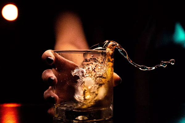 Школьница из Балашихи отравилась виски | 11-классница из Балашихи отравилась виски