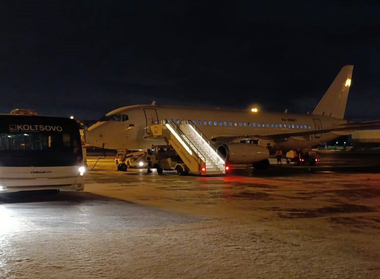 В первый час 2025 года аэропорт Екатеринбурга принял самолёты из Самары, Шарджи и Москвы  | Аэропорт «Кольцово» принял первые рейсы 2025 года  
