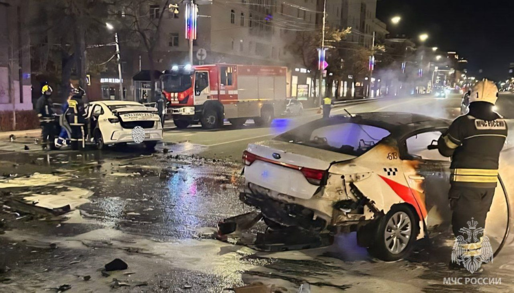 В МЧС раскрыли детали крупного ДТП в центре Челябинска  | МЧС: четыре человека пострадали при ДТП в Челябинске 