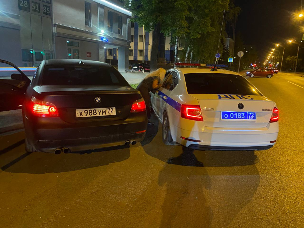 В Тюмени блондинка озадачила сотрудников ГИБДД | В Тюмени блондинка высунулась из окна машины на ходу