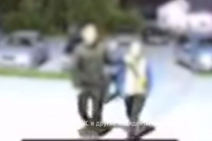 Под Тюменью из окна многоэтажки на голову ребёнка упала кружка  | В Тюменской области девушка сбросила кружку на ребёнка 