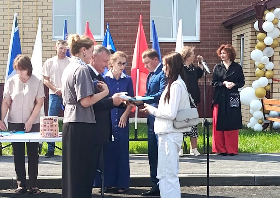 36 детей-сирот в Тугулыме получили ключи от квартир в новостройке  | На Урале 36 сирот получили ключи от квартир  