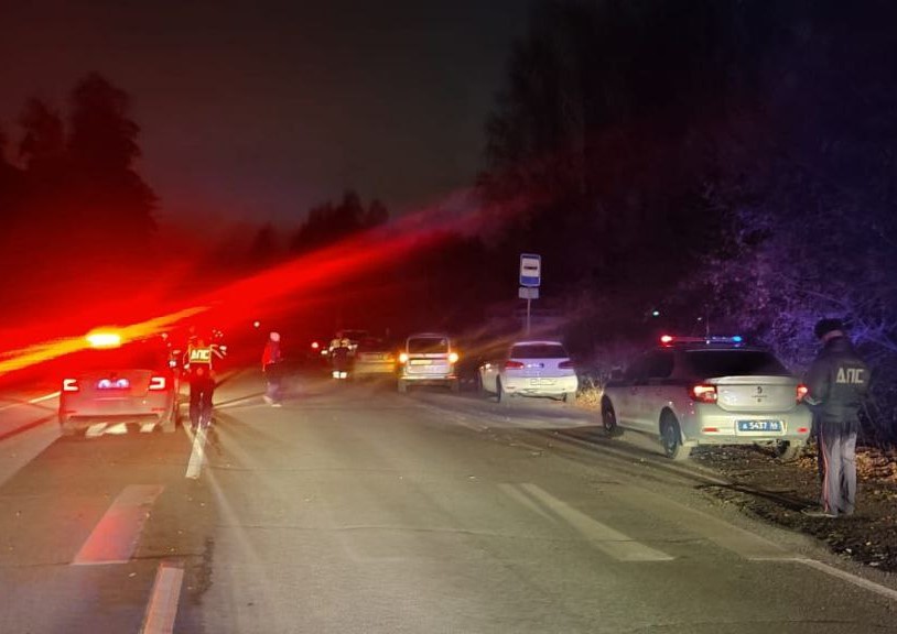 В Екатеринбурге пешеход погиб от удара двумя машинами | В Екатеринбурге два автомобиля задавили мужчину В Екатеринбурге пешеход погиб от удара двумя машинами | В Екатеринбурге два автомобиля задавили мужчину