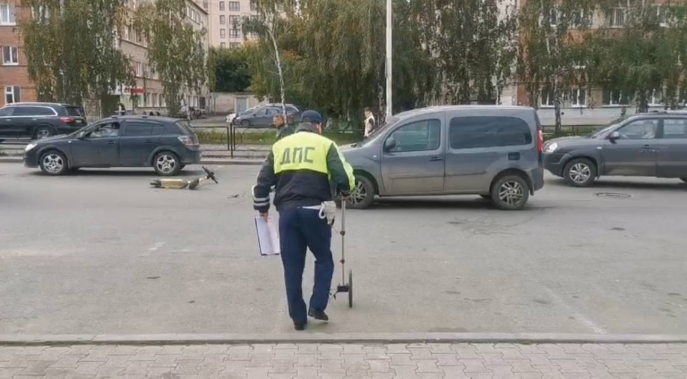 В Екатеринбурге автомобиль сбил подростка на самокате | Подросток на самокате попал в Екатеринбурге под машину В Екатеринбурге автомобиль сбил подростка на самокате | Подросток на самокате попал в Екатеринбурге под машину