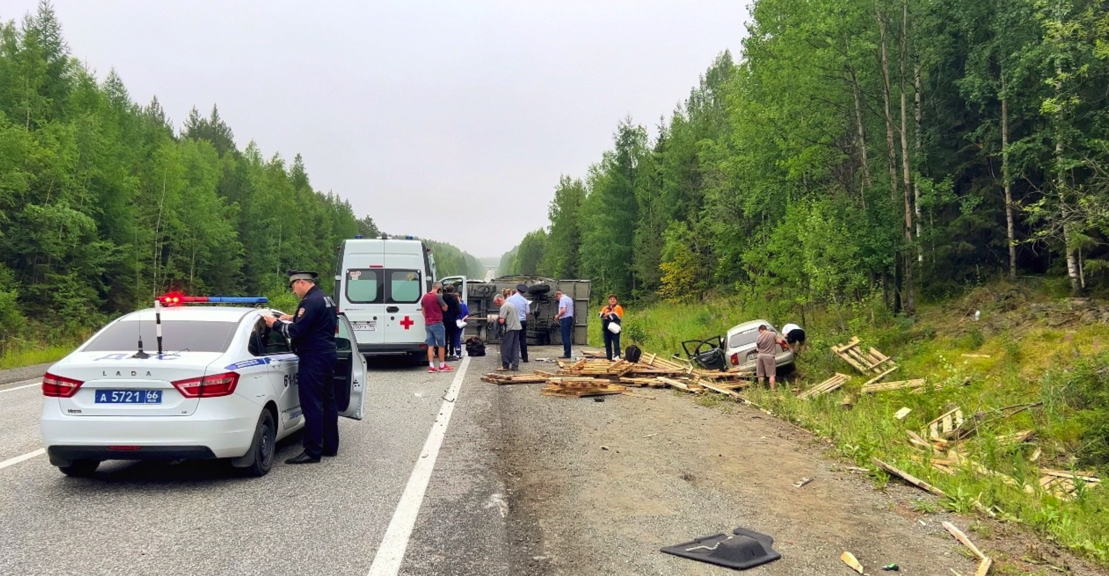 На Урале устанавливают обстоятельства ДТП с участием трех автомобилей, в результате которого пострадали 4 человека