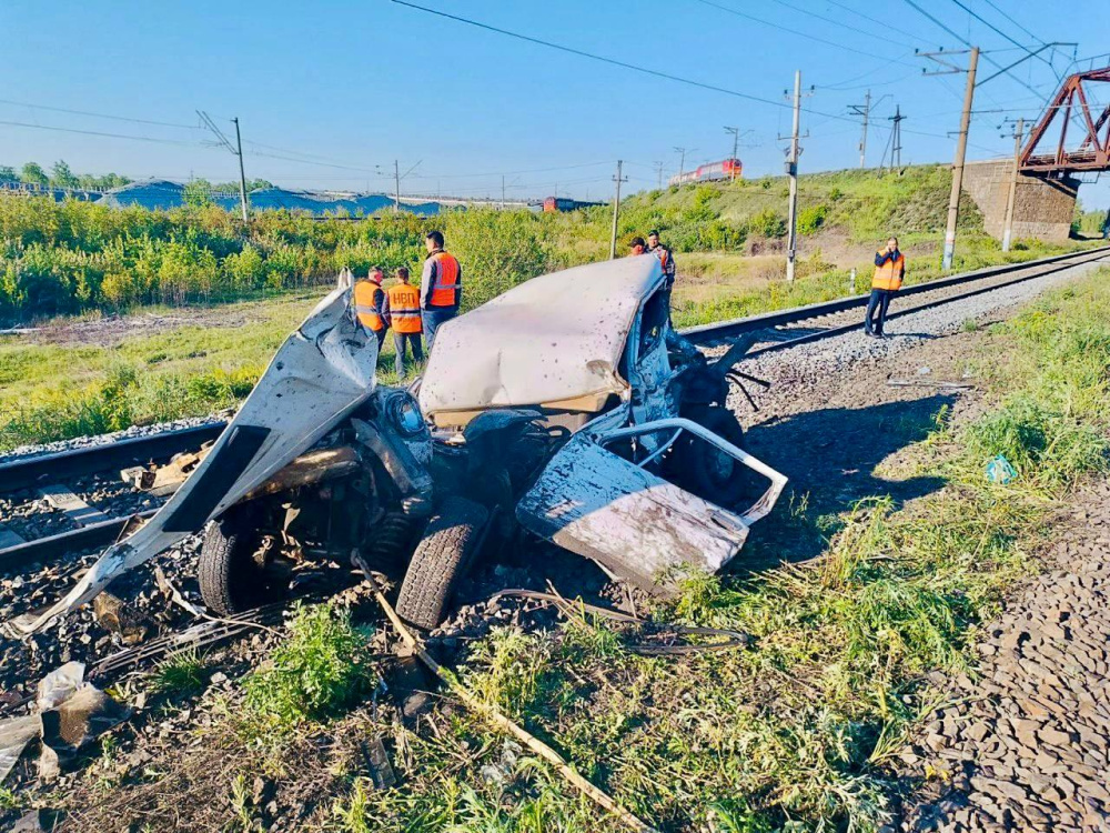 Под Челябинском поезд раздавил машину влюблённых, ушедших любоваться на небо  | В Челябинской области влюблённые едва не погибли под поездом 