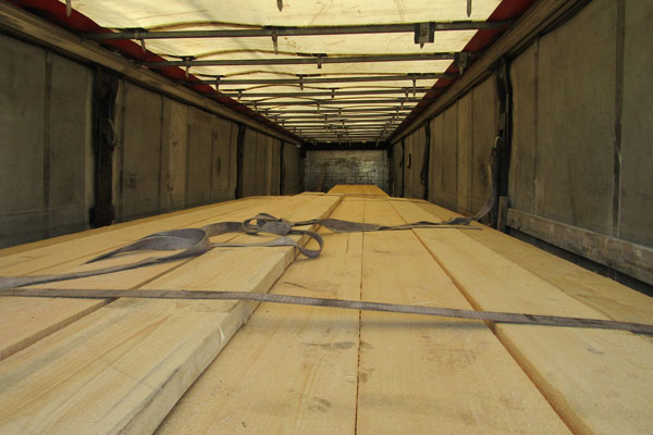 Челябинские таможенники задержали на границе с Казахстаном семь грузовиков с контрабандными лесоматериалами