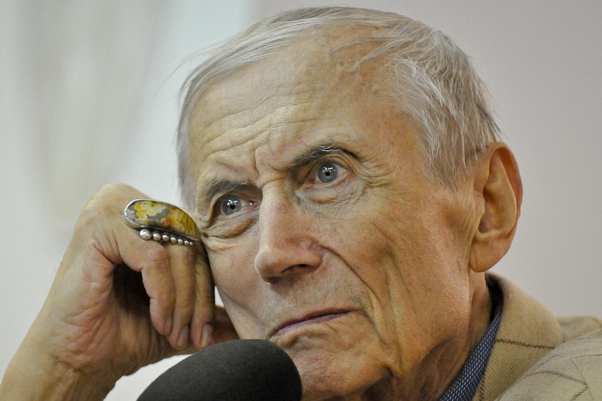 Евтушенко срочно госпитализировали на гастролях