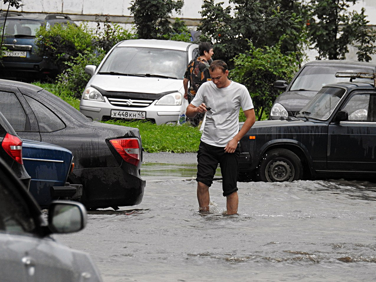 Сильнейший ливень обрушился на столицу Зауралья Сильнейший ливень обрушился на столицу Зауралья