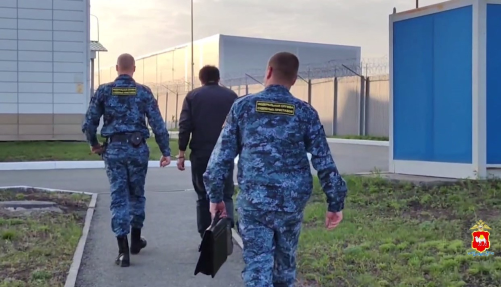 Мигранта выдворят из России после оскорбления им местных женщин  | Мигранта, оскорбившего жительниц Челябинска, выдворяют из России 