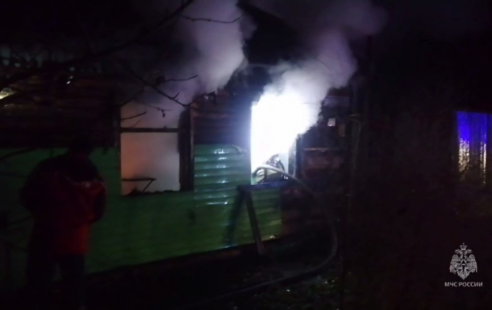 Погибли женщина и подросток — под Тюменью сгорел дом многодетной семьи  | В Тюменской области женщина и подросток погибли при пожаре 