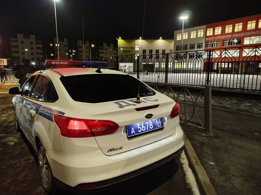 Автоинспекторы усилили контроль у школ в Свердловской области | Свердловская ГИБДД усилила патрулирование возле школ по утрам