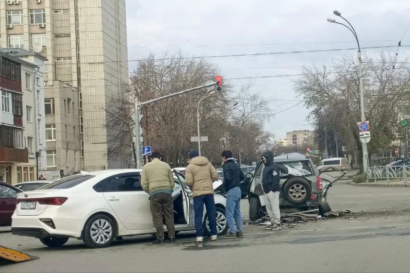 Пьяный лихач устроил в центре Екатеринбурга массовое ДТП, пострадали люди  | В Екатеринбурге пьяный лихач устроил массовое ДТП с пострадавшими 