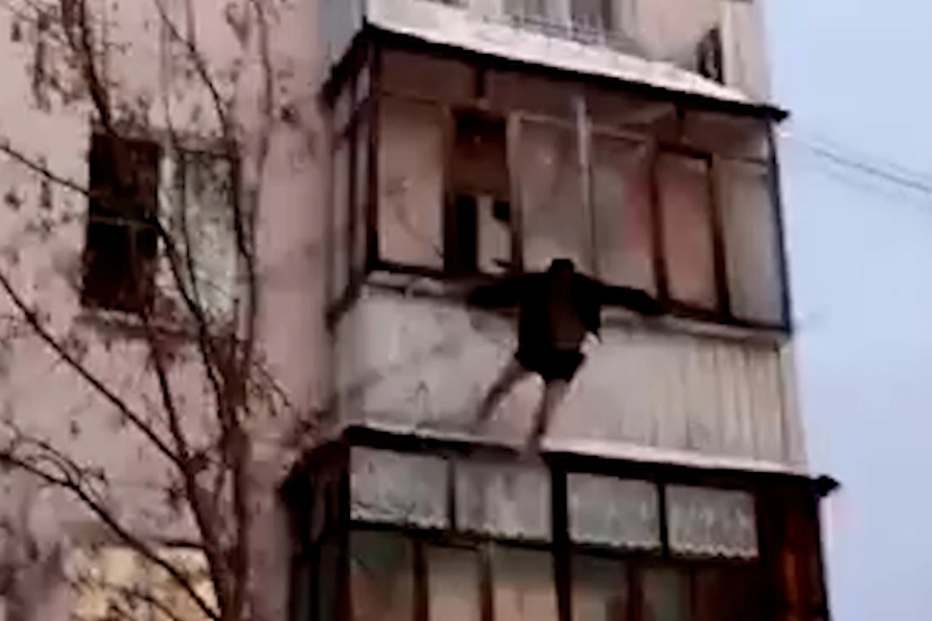 Мужчина выпрыгнул из окна третьего этажа под Екатеринбургом