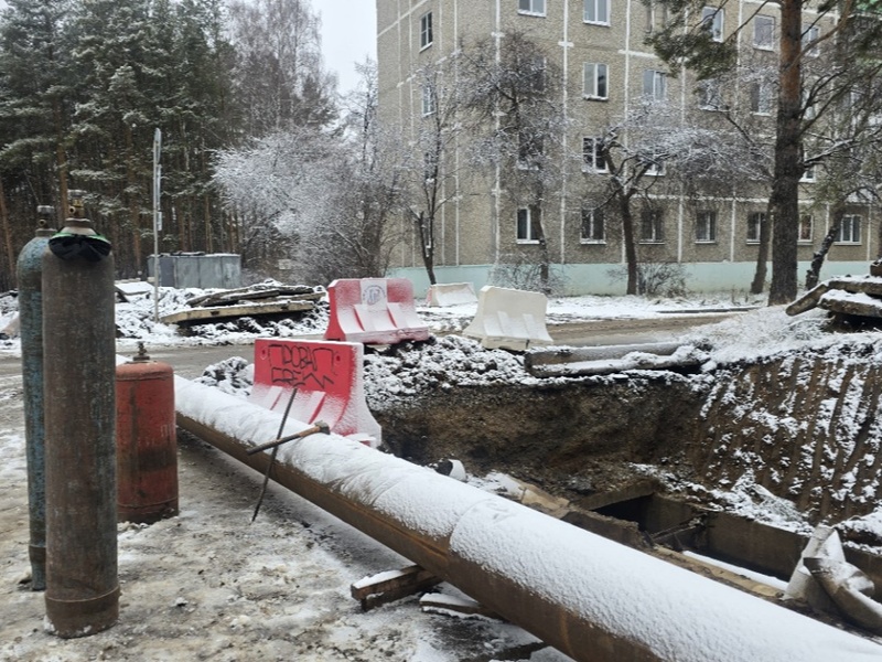 Без ям и грязи: как УК "Теплокомплекс" отремонтировал трассу в Каменске-Уральском | В Каменске-Уральском завершили ремонт теплосетей у Дома ветеранов