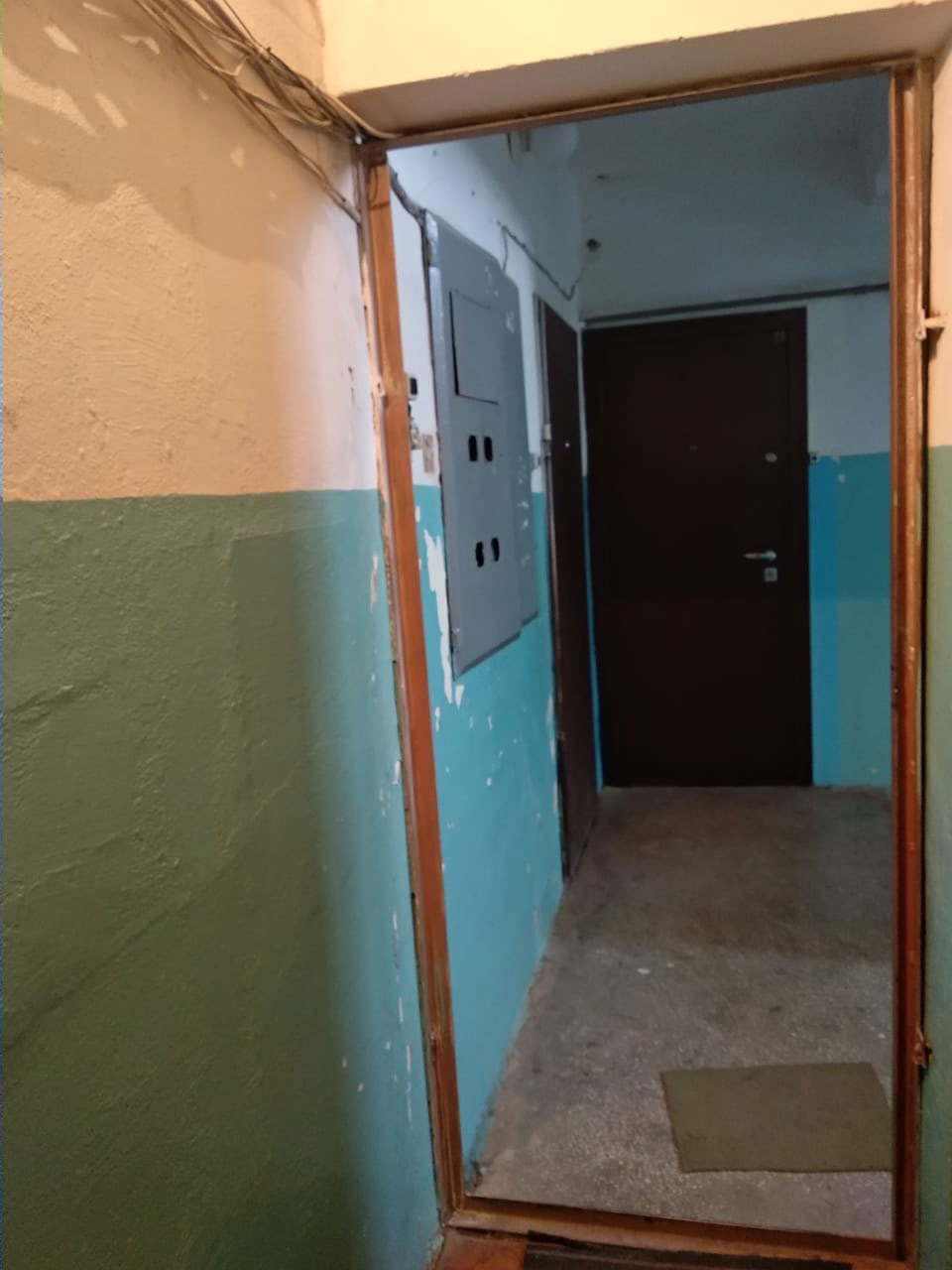 Исполнено решение суда по демонтажу незаконной конструкции, отгораживающей часть общедомового помещения