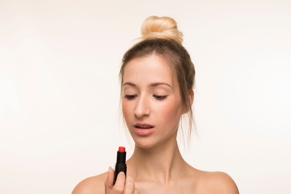 Студенты УрФУ создали губную помаду, которая помогает женщинам бросить курить | В Екатеринбурге разработали антиникотиновую губную помаду для женщин