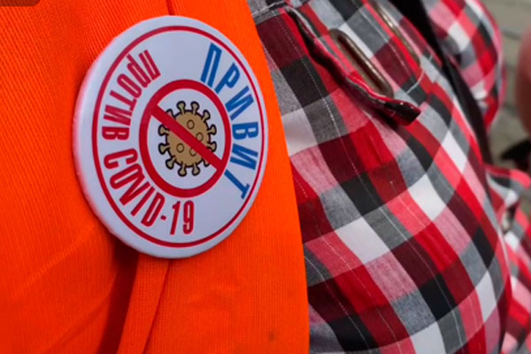 Сотрудники Гортранса Екатеринбурга получили значки «Привит против COVID-19»