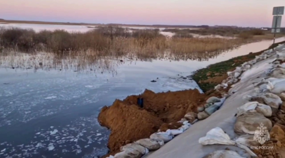 В Тюменской области едва не прорвало дамбу на федеральной трассе  | МЧС отчиталось о предотвращении прорыва важной дамбы в Тюменской области 