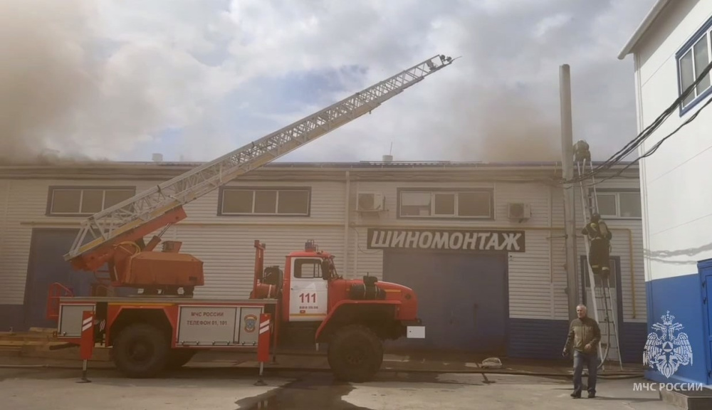 В Тюмени произошёл крупный пожар в районе гаражей | В Тюмени массово загорелись гаражи В Тюмени произошёл крупный пожар в районе гаражей | В Тюмени массово загорелись гаражи