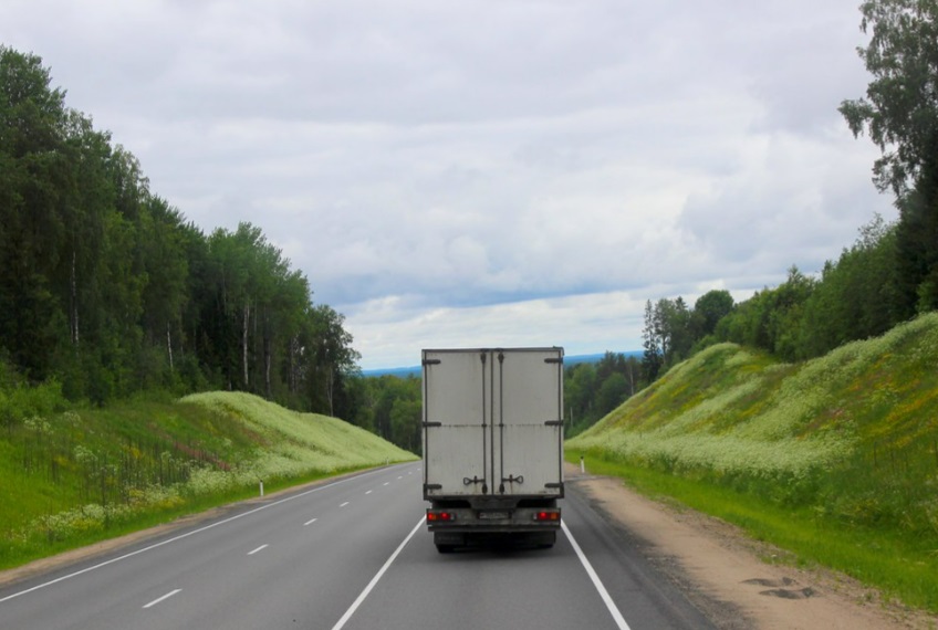 Барнаульский дальнобойщик больше недели живет на екатеринбургской трассе из-за поломки
