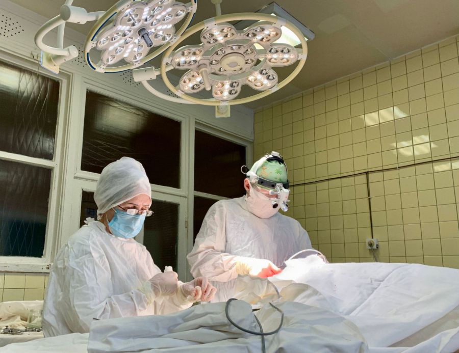 Свердловские врачи спасли 57-летнего мужчину, пострадавшего от удара стрелы строительного крана | Врачи спасли уральца, которому стрела крана пробила голову 