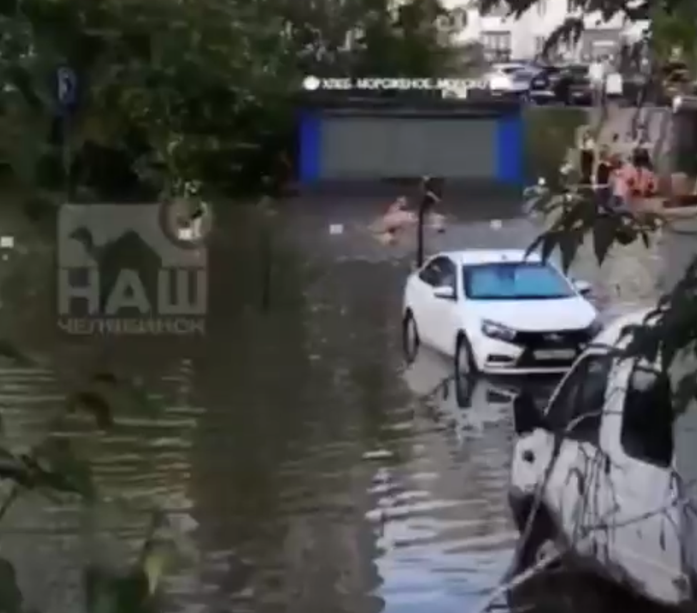 На Урале двор превратился в озеро