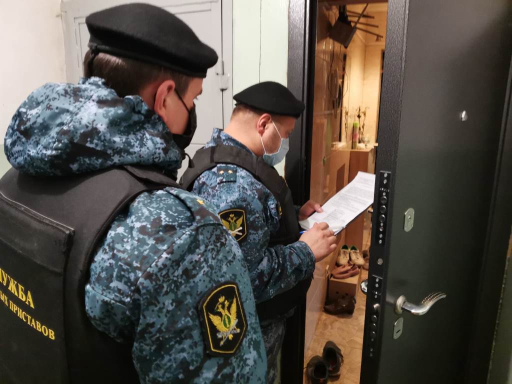 Жительница Екатеринбурга сдала приставам сожителя, задолжавшего ребёнку алименты  | Бить женщин опасно! Свердловчанка сдала приставам домашнего тирана 