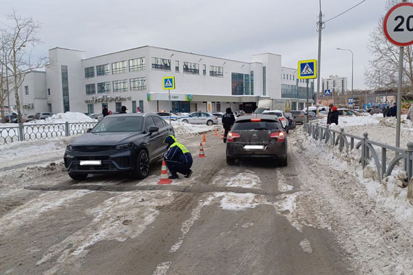В Екатеринбурге водитель иномарки на пешеходном переходе сбил 4-х летнюю девочку