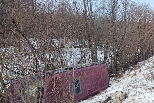 В Свердловской области Газель с пассажирами улетела в кювет и перевернулась. Есть пострадавшие