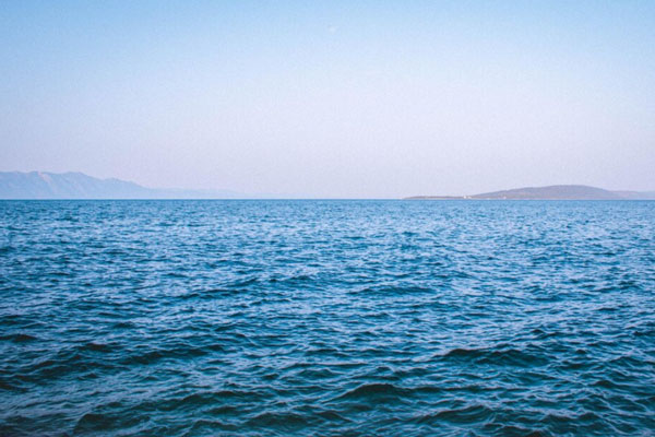 Машина утонула в центре Екатеринбурга на Плотинке  | В Екатеринбурге на Плотинке утонул автомобиль 