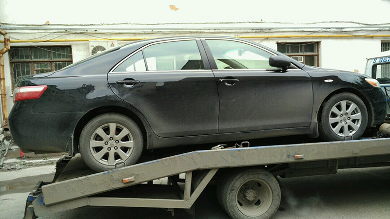 Спрячь за высоким забором машину