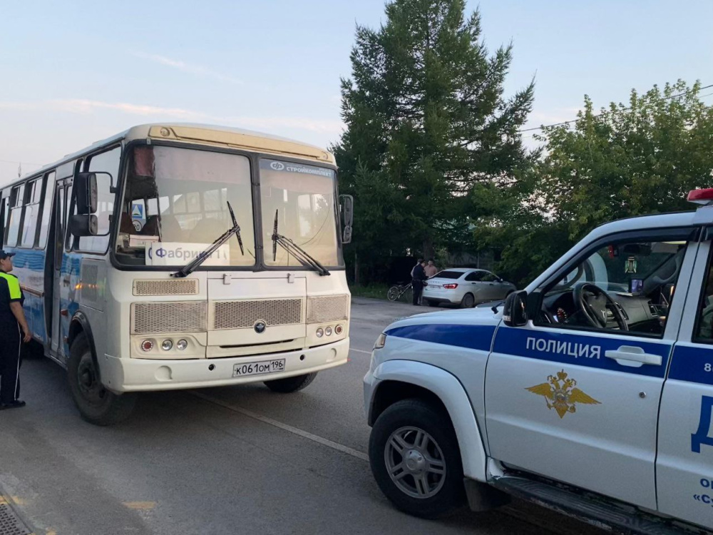 В Сухом Логу рейсовый автобус задавил мужчину на остановке  | Автобус «ПАЗ» задавил мужчину на остановке на Урале 